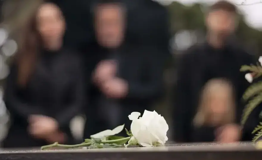 Ile trwa organizacja pogrzebu? Terminy, dokumenty i logistyka