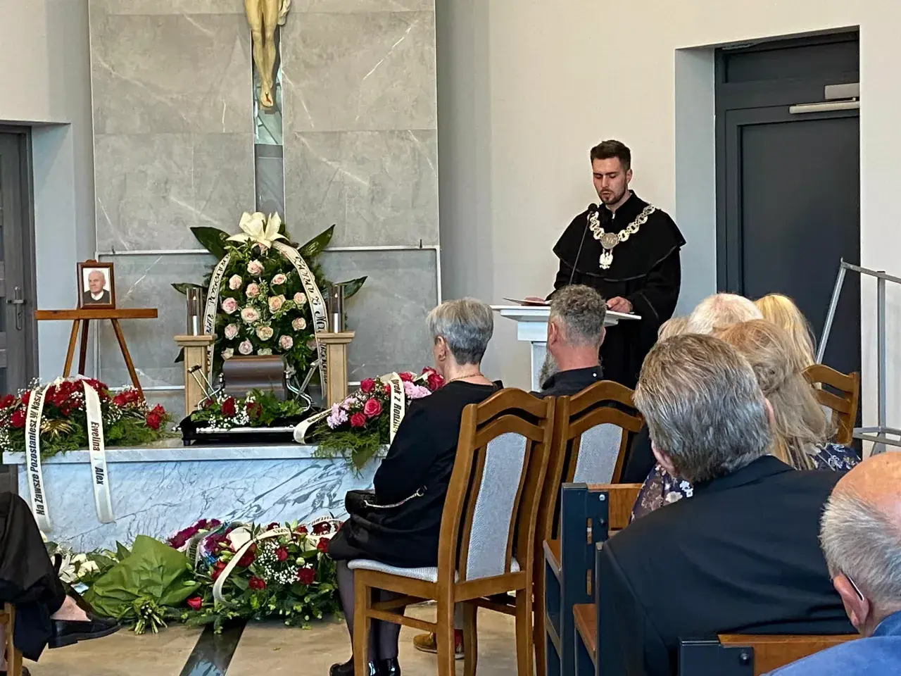 Uroczystość pogrzebu świeckiego z mową celebransa i wieńcami.