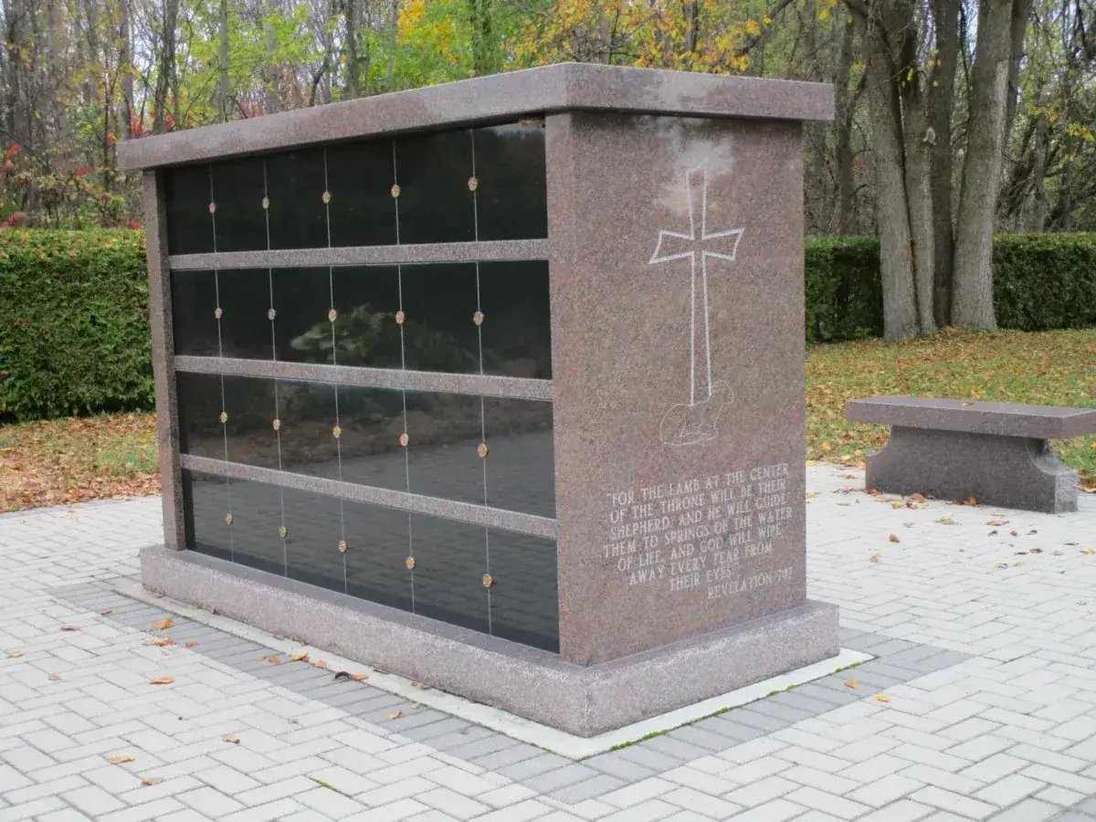 Mauzoleum z niszami na urny. Czy kremacja to grzech? Pytanie to zadają sobie wierni, patrząc na symbol krzyża i baranka.