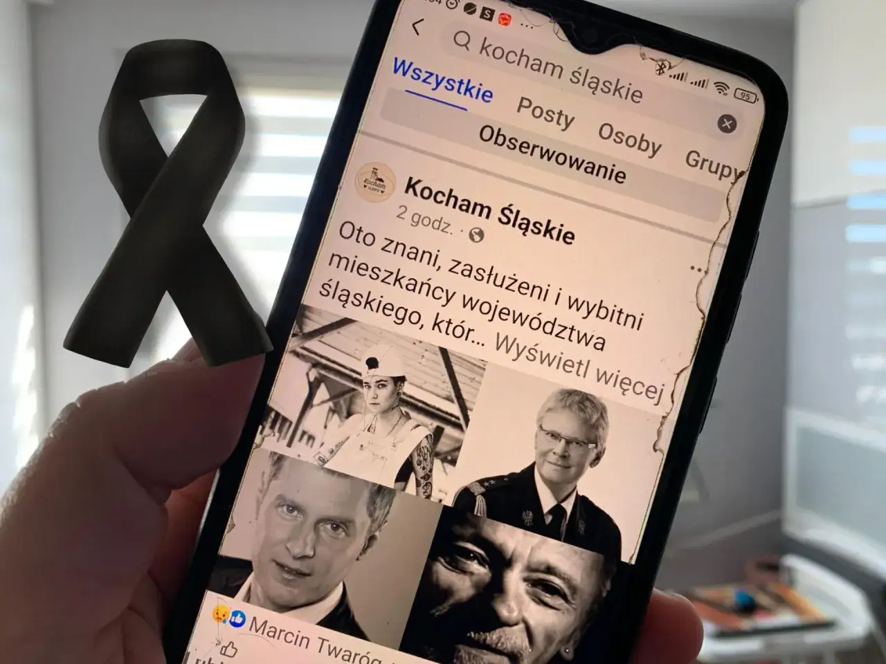 Czarna wstążka żałobna nad ekranem telefonu z postem 