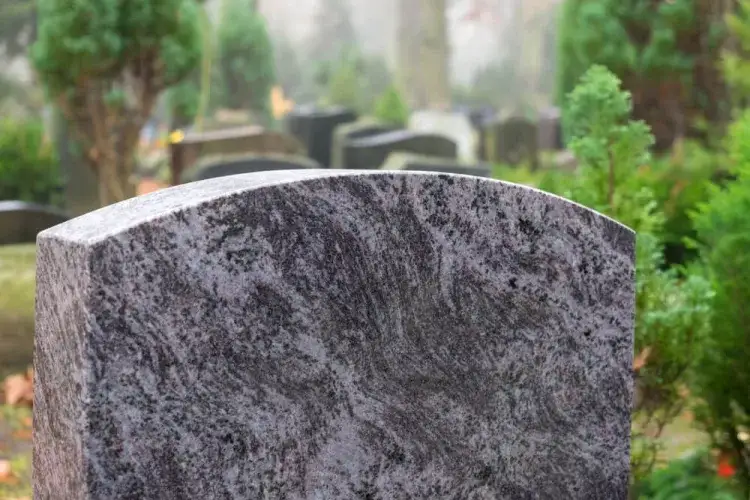 Zdjęcie Co oznaczają kamienie na pomniku? Odkryj ich głębokie znaczenie